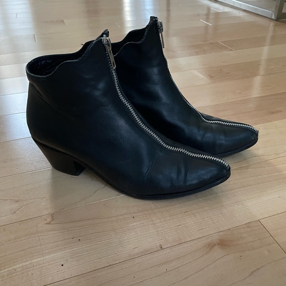 Black leather ankle boots with top zipper, size 7. - Picture 3 of 4